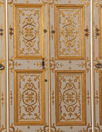 A SET OF ROYAL PARCEL-GILT AND CREAM-PAINTED BOISERIE PANELS - photo 2