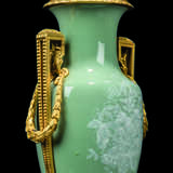 A PAIR OF FRENCH ORMOLU-MOUNTED CELADON-GROUND PATE-SUR-PATE PORCELAIN VASE LAMPS - Foto 2