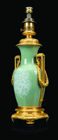 A PAIR OF FRENCH ORMOLU-MOUNTED CELADON-GROUND PATE-SUR-PATE PORCELAIN VASE LAMPS - Foto 4
