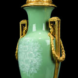 A PAIR OF FRENCH ORMOLU-MOUNTED CELADON-GROUND PATE-SUR-PATE PORCELAIN VASE LAMPS - Foto 4