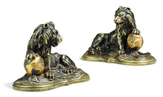 A PAIR OF LOUIS XV ORMOLU AND PATINATED-BRONZE PRESSE-PAPIERS - Foto 1
