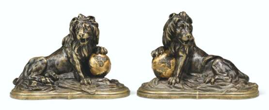 A PAIR OF LOUIS XV ORMOLU AND PATINATED-BRONZE PRESSE-PAPIERS - Foto 3