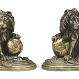 A PAIR OF LOUIS XV ORMOLU AND PATINATED-BRONZE PRESSE-PAPIERS - Foto 3