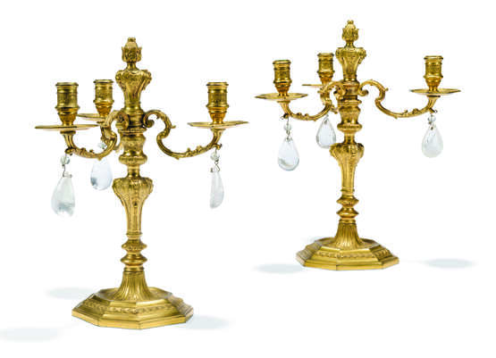 A PAIR OF FRENCH ORMOLU AND ROCK-CRYSTAL THREE-LIGHT CANDELABRA - Foto 1