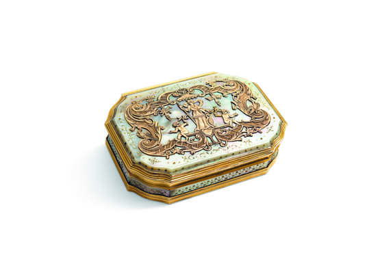 A CONTINENTAL GOLD-MOUNTED MOTHER-OF-PEARL SNUFF-BOX - photo 1