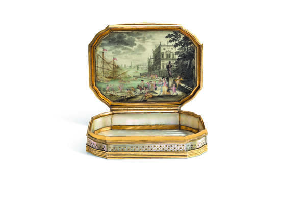 A CONTINENTAL GOLD-MOUNTED MOTHER-OF-PEARL SNUFF-BOX - photo 2