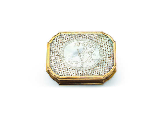 A CONTINENTAL GOLD-MOUNTED MOTHER-OF-PEARL SNUFF-BOX - фото 3