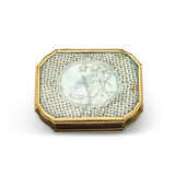 A CONTINENTAL GOLD-MOUNTED MOTHER-OF-PEARL SNUFF-BOX - Foto 3