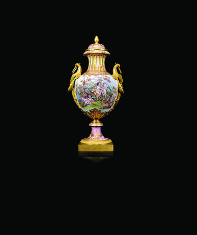A FRENCH ORMOLU-MOUNTED SEVRES-STYLE PINK-GROUND VASE AND COVER - Foto 2