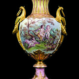 A FRENCH ORMOLU-MOUNTED SEVRES-STYLE PINK-GROUND VASE AND COVER - Foto 3