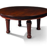 A LATE VICTORIAN MAHOGANY CIRCULAR EXTENDING DINING-TABLE - Foto 1