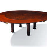 A LATE VICTORIAN MAHOGANY CIRCULAR EXTENDING DINING-TABLE - Foto 2