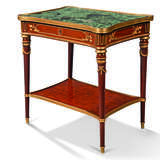 Beurdeley, Alfred. A FRENCH ORMOLU-MOUNTED MAHOGANY OCCASIONAL TABLE - Foto 3