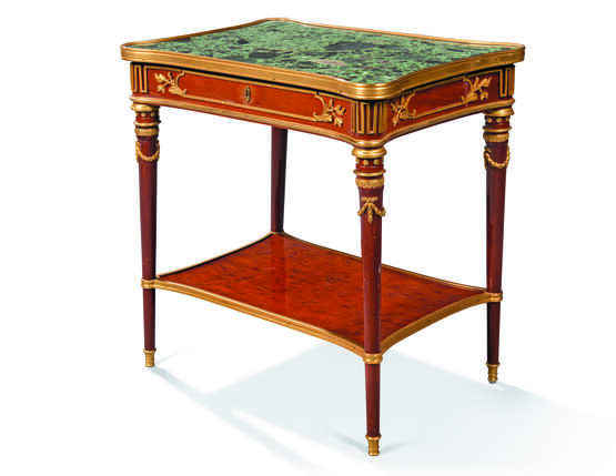 Beurdeley, Alfred. A FRENCH ORMOLU-MOUNTED MAHOGANY OCCASIONAL TABLE - Foto 3