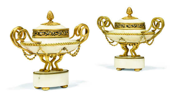 A PAIR OF LATE LOUIS XVI ORMOLU-MOUNTED AND WHITE MARBLE BRULE-PARFUMS - Foto 1