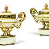 A PAIR OF LATE LOUIS XVI ORMOLU-MOUNTED AND WHITE MARBLE BRULE-PARFUMS - Foto 1
