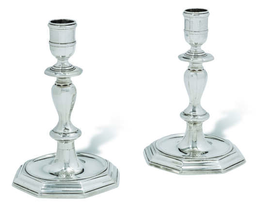 A PAIR OF GEORGE II SILVER CANDLESTICKS - Foto 1