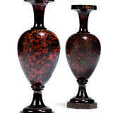 A PAIR OF RUSSIAN HARDSTONE VASES - Foto 1