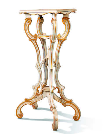 A GEORGE II WHITE-PAINTED AND PARCEL-GILT STAND - photo 2