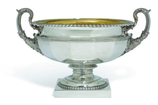Mappin & Webb. A GEORGE V SILVER TWO-HANDLED VASE - photo 1