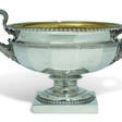 A GEORGE V SILVER TWO-HANDLED VASE - Auktionsarchiv