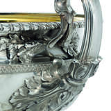 Mappin & Webb. A GEORGE V SILVER TWO-HANDLED VASE - фото 2