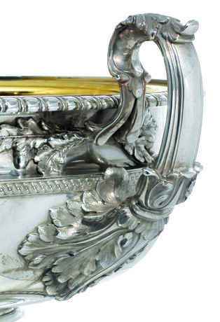 Mappin & Webb. A GEORGE V SILVER TWO-HANDLED VASE - photo 2