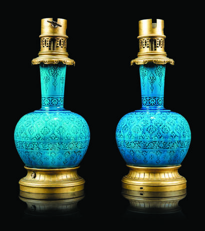 Deck, Theodore. A PAIR FRENCH ORMOLU-MOUNTED PERSIAN BLUE FAIENCE LAMPS - Foto 2