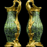 A PAIR OF FRENCH ORMOLU-MOUNTED GREEN-MARBLE EWERS - Foto 2