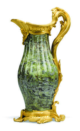 A PAIR OF FRENCH ORMOLU-MOUNTED GREEN-MARBLE EWERS - Foto 3