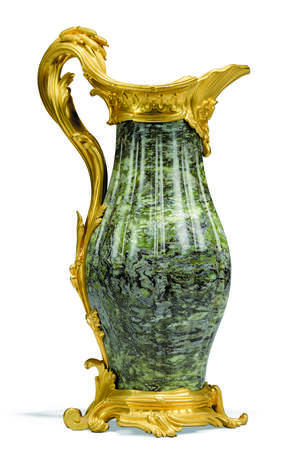 A PAIR OF FRENCH ORMOLU-MOUNTED GREEN-MARBLE EWERS - Foto 4