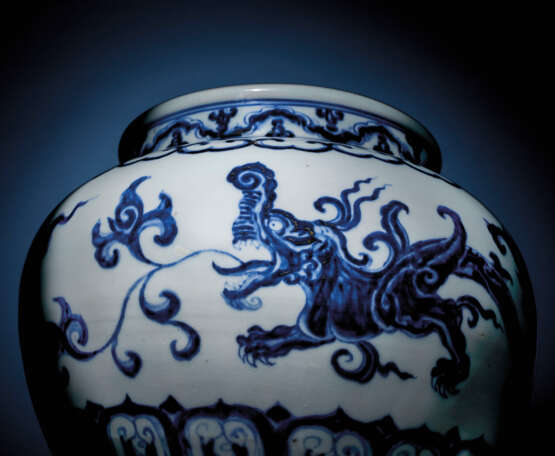 AN IMPORTANT AND EXTREMELY RARE BLUE AND WHITE `KUI DRAGON` JAR - фото 2