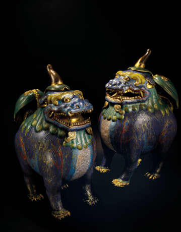 A MAGNIFICENT PAIR OF LARGE CLOISONNE ENAMEL `LUDUAN` CENSERS AND COVERS - photo 1