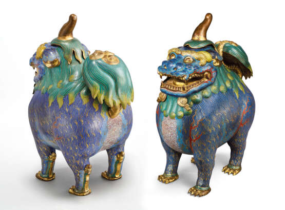 A MAGNIFICENT PAIR OF LARGE CLOISONNE ENAMEL `LUDUAN` CENSERS AND COVERS - фото 2