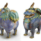 A MAGNIFICENT PAIR OF LARGE CLOISONNE ENAMEL `LUDUAN` CENSERS AND COVERS - Foto 2