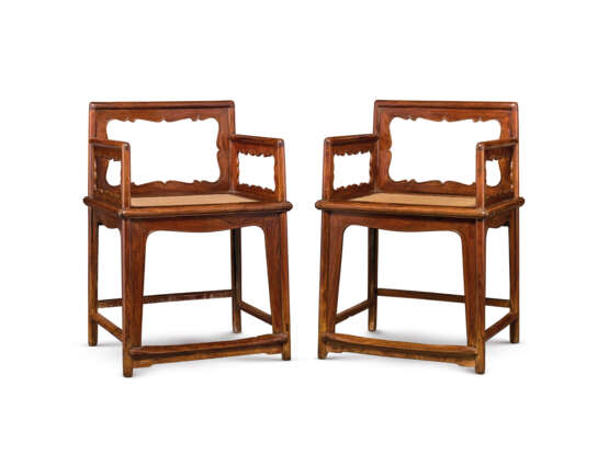 A PAIR OF HUANGHUALI LOWBACK ARMCHAIRS, MEIGUIYI - Foto 1