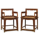 A PAIR OF HUANGHUALI LOWBACK ARMCHAIRS, MEIGUIYI - Foto 1