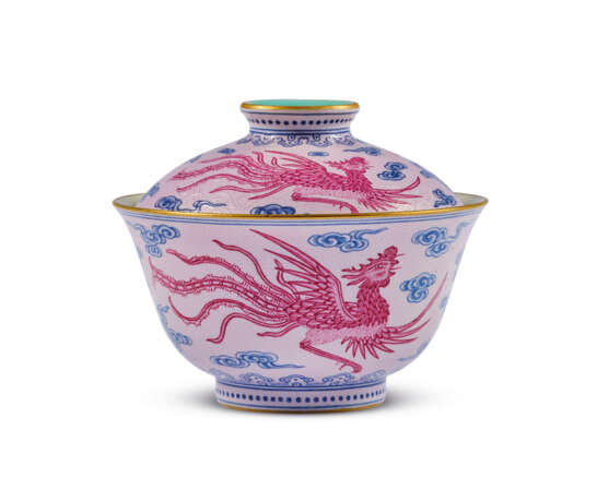 AN EXTREMELY RARE IMPERIAL YANGCAI PUCE, BLUE, AND BLACK-ENAMELLED ‘DRAGON AND PHOENIX’SGRAFFITO PINK-GROUND TEA BOWL AND COVER - photo 1