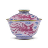 AN EXTREMELY RARE IMPERIAL YANGCAI PUCE, BLUE, AND BLACK-ENAMELLED ‘DRAGON AND PHOENIX’SGRAFFITO PINK-GROUND TEA BOWL AND COVER - Foto 1