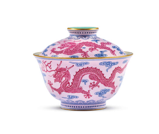 AN EXTREMELY RARE IMPERIAL YANGCAI PUCE, BLUE, AND BLACK-ENAMELLED ‘DRAGON AND PHOENIX’SGRAFFITO PINK-GROUND TEA BOWL AND COVER - Foto 2
