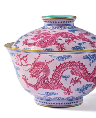 AN EXTREMELY RARE IMPERIAL YANGCAI PUCE, BLUE, AND BLACK-ENAMELLED ‘DRAGON AND PHOENIX’SGRAFFITO PINK-GROUND TEA BOWL AND COVER - photo 3