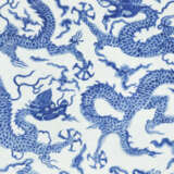 A MASSIVE BLUE AND WHITE ‘DRAGON’ DISH - фото 3