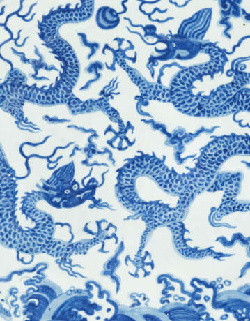 A MASSIVE BLUE AND WHITE ‘DRAGON’ DISH - photo 3