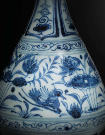 A RARE AND SUPERBLY PAINTED BLUE AND WHITE ‘MANDARIN DUCK’ VASE, YUHUCHUNPING - фото 2