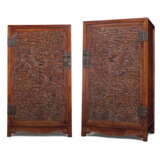 A VERY RARE PAIR OF HUANGHUALI `DRAGON` CABINETS - фото 1