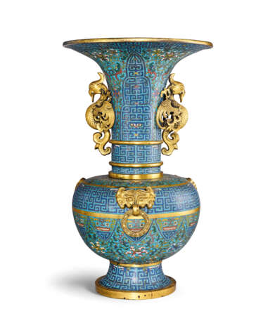 A MASSIVE AND EXCEPTIONAL IMPERIAL CLOISONNE ENAMEL ARCHAISTIC VASE WITH PHOENIX AND MASK HANDLES - Foto 1