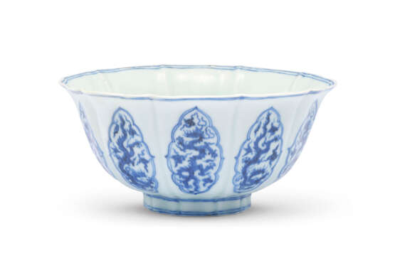 A VERY RARE EARLY-MING BLUE AND WHITE LOBED BOWL - Foto 1
