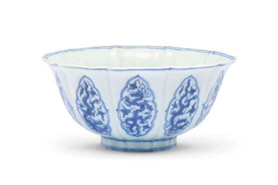 A VERY RARE EARLY-MING BLUE AND WHITE LOBED BOWL - фото 1