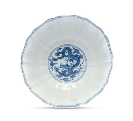 A VERY RARE EARLY-MING BLUE AND WHITE LOBED BOWL - photo 2