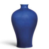 A SACRIFICIAL BLUE-GLAZED VASE, MEIPING - Foto 1